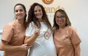 Embarazada con extracción prenatal de calostro