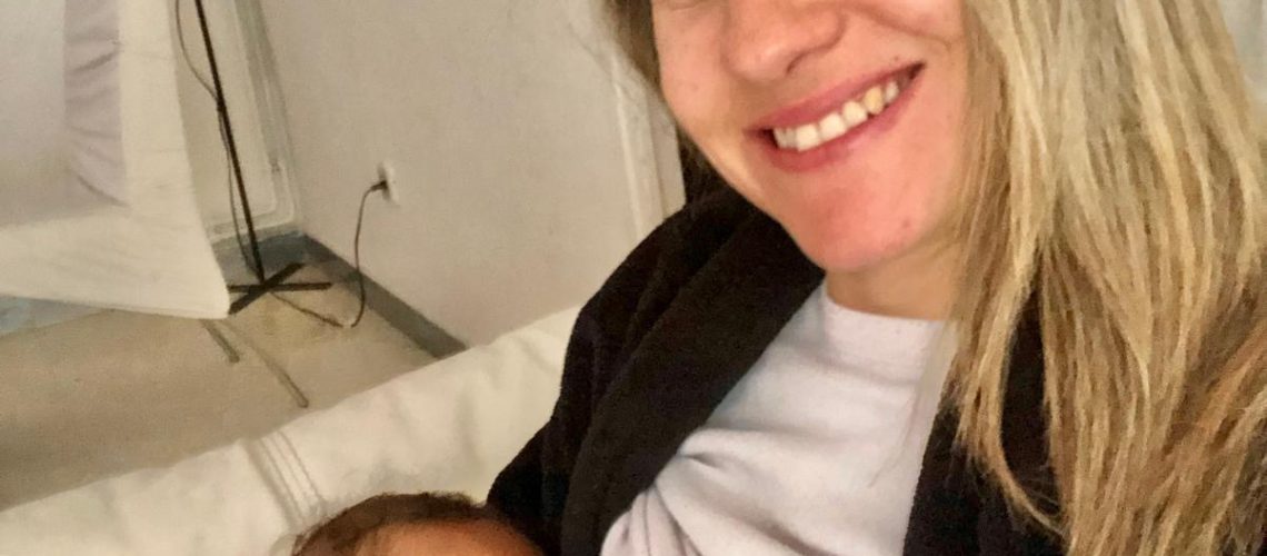 Madre feliz con su bebé tras relactar con acompañamiento profesional en su lactancia materna de una IBCLC